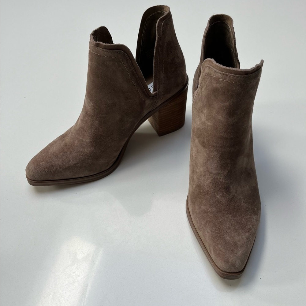 NWOB never worn steve madden havannah bootie in taupe suede sz 6
